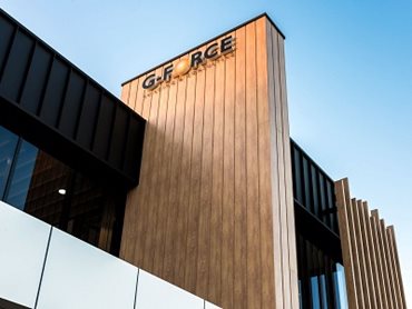 The exterior of the building is wrapped in DecoClad Shadowline cladding and timber-look aluminium DecoBattens
