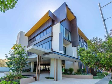 Alspec’s commercial aluminium framing on the exterior offers design versatility, and robust and durable componentry 