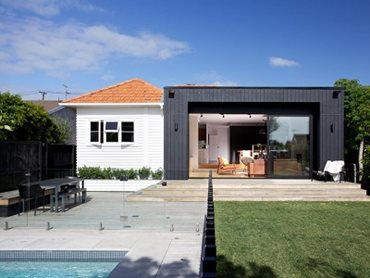 1950s weatherboard house with the modern extension