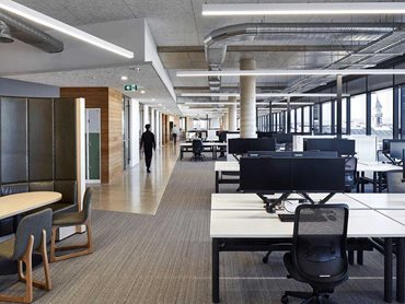 The Government office building combines quiet open plan areas and discreet private offices.