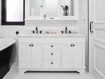 Schots traditional classique vanity in white bathroom interior