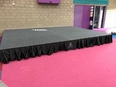 All QUATTRO accessories – steps, valance curtains with a logo or safety rails – can be used to customise the DIVA stage 