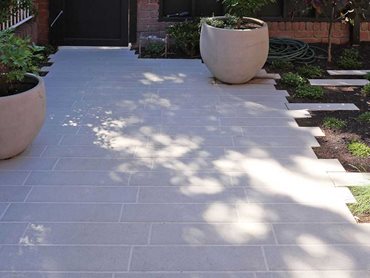 Slender paving planks were chosen for the front courtyard