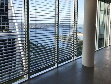 WAREMA mill slat Venetian blinds reflect solar radiation without impeding views
