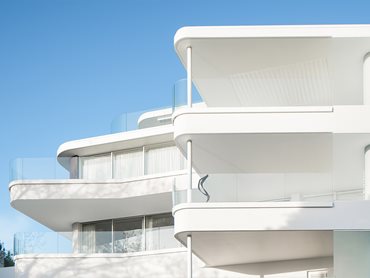 Glasshape’s frameless TemperShield 13.5mm Sentryglas balustrades were installed along the balconies and rooftop viewing deck