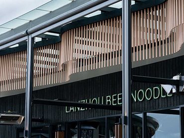 The undulating timber look battens across the front of the restaurant add interest and movement to the venue’s exterior