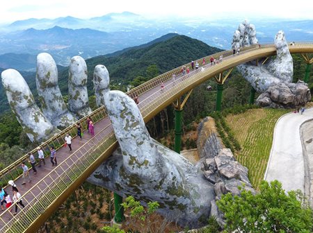 Golden-bridge-ba-na-hills-vietnam-1.jpg