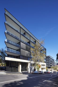 Large balconies and window orientation facilitate high ratings for cross ventilation, even in the single aspect apartments. 
