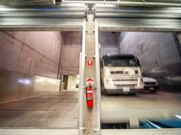 Heavy commercial vehicle lifts 