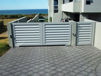 Louvretec automated driveway gates