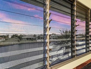 Alspec Air-Flo glass louvres with Invisi-Gard security screens allow passive cooling in the home