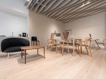 The elegant vanilla tones of the flooring beautifully complement the stunning designer furniture