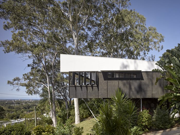 modular home cantilevered house