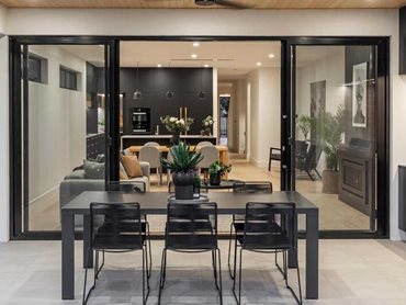 Carinya Classic sliding doors allow easy integration of the indoor-outdoor living areas