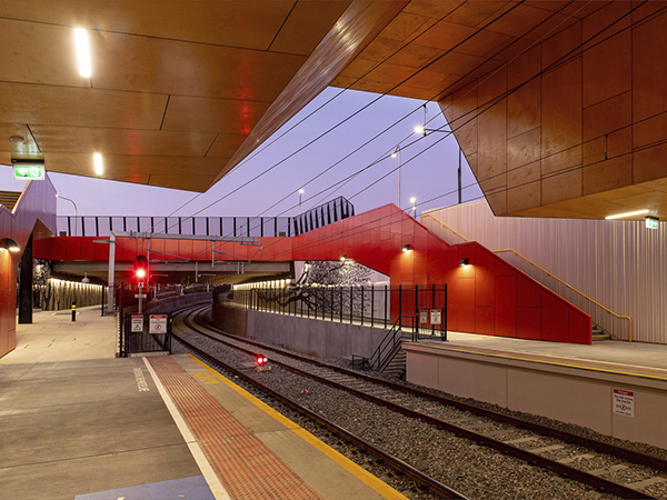 The expressive roof form responds to the safety requirements of an active rail line; its eight-metre cantilever provides shelter and a striking local landmark. The distinctive cross section is extruded across the platform length with a central diagonal cut out which serves to both focus the infrastructure over the most required areas as well as open views in and out of the station.