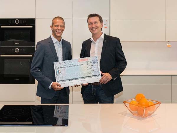Philipp Blum (right) handing over the cheque to Patrick Hafner from &lsquo;Light for the World&rsquo;
