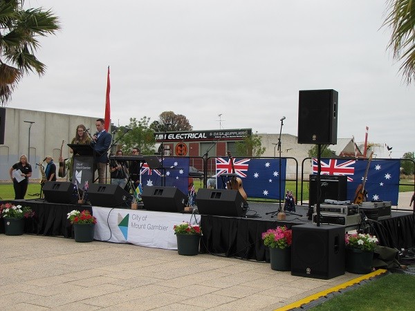 Mt Gambier Council QUATTRO Fold &amp; Roll Stage System
