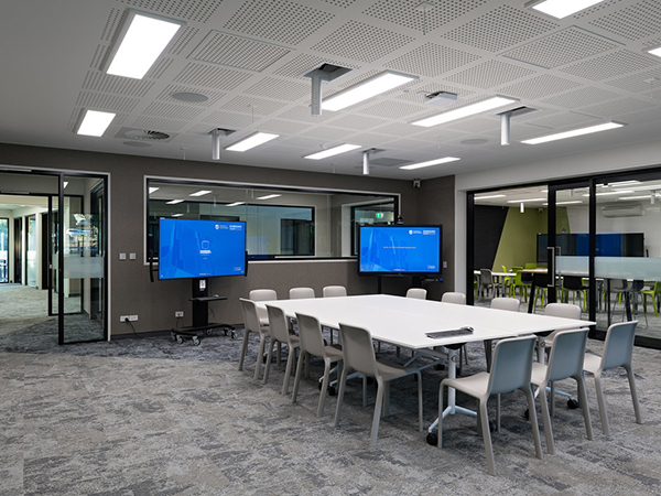 According to the University of South Australia, in order to build on and extend the ways in which students learn and communicate, the Samsung SMARTSchool explores educational opportunities that embrace the challenges technology brings into the classroom.