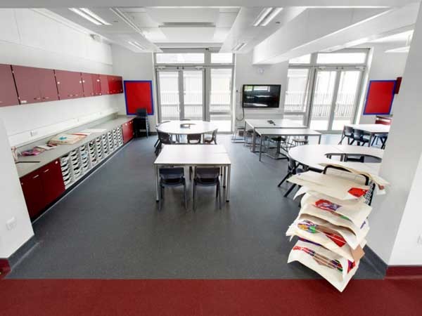 Over 1,500m&sup2; of Altro XpressLay has been laid in four different colours throughout Kettering Buccleuch Academy&#39;s teaching and circulation spaces
