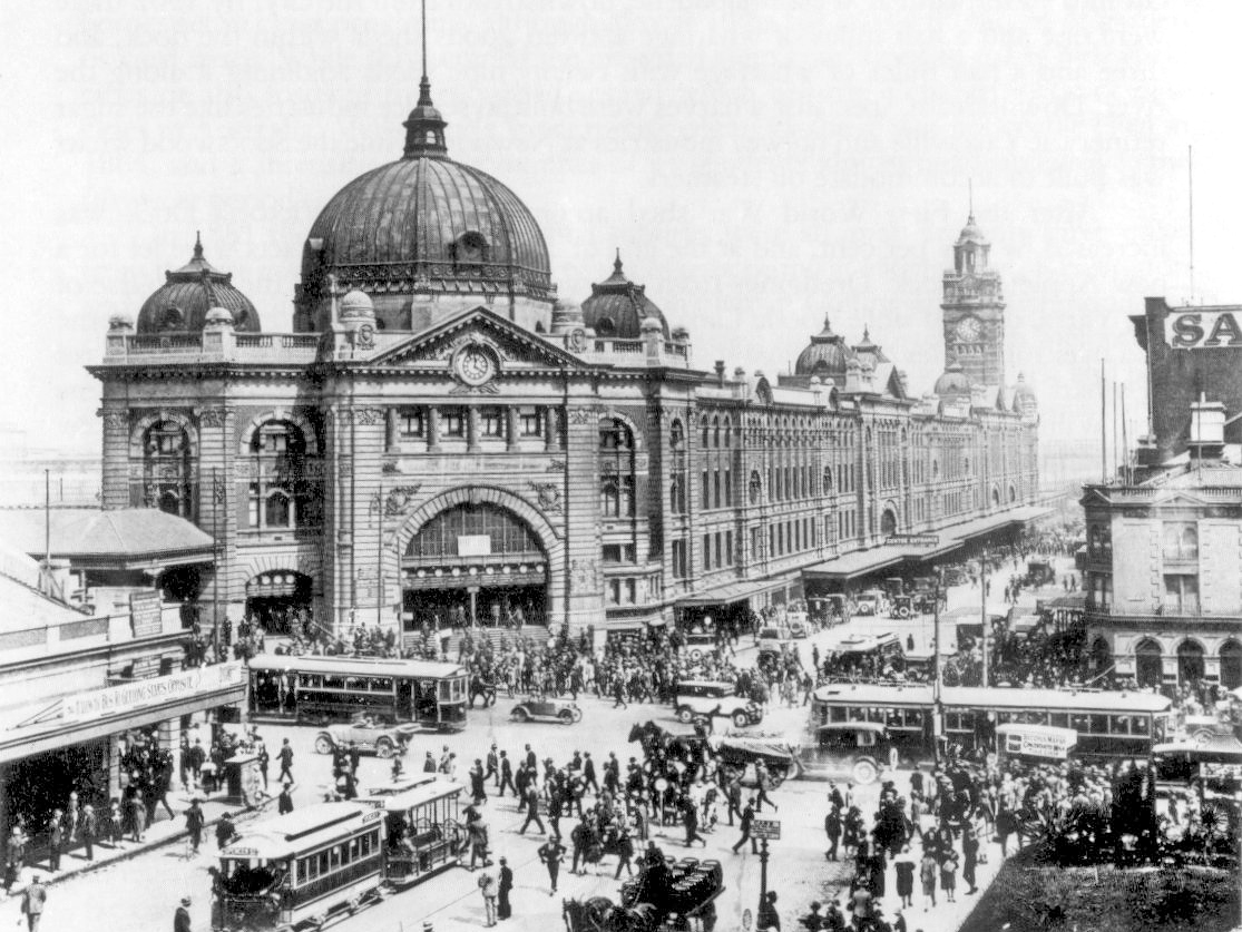 Flinders Street Station in 1927. Image: Wikimedia Commons
