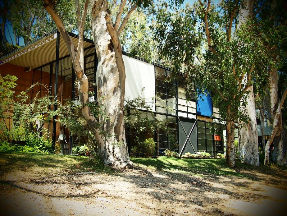 The Eames house is tucked into its natural surrounds.&nbsp;Lauren Manning/Flickr,&nbsp;CC BY-SA
