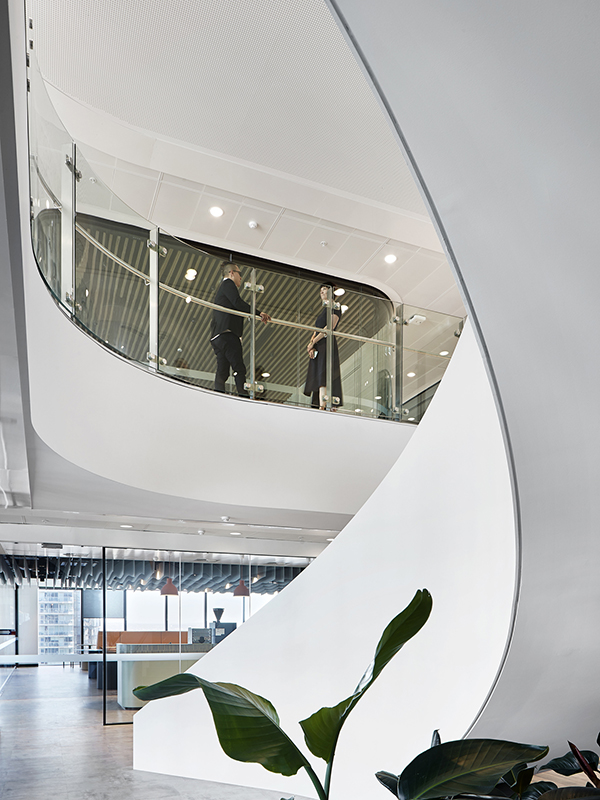Beyond its organically shaped desk is the sculptural stair, which connects all four levels. This dramatic structure visually anchors the fit-out, while around it, different settings allow employees to choose how they want to work by offering zones for collaboration alongside intimate areas for quiet retreat.