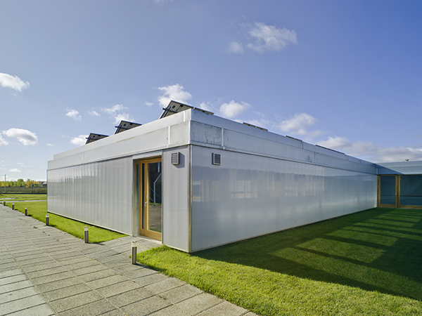 The program is divided into three programmatic bands tied by a longitudinal corridor, all of them facing south. The first band hosts daytime functions and has a greenhouse attached to the north window, which serves, on the one hand, to improve thermal conditions and, on the other, as a vegetable growing area for the residents. The remaining two bands are made up of bedrooms, also facing south, having their own terrace with access to the common courtyard.