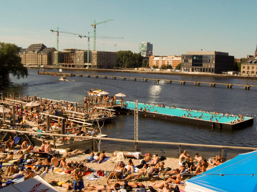 Badeschi on the Spree River in Berlin. Image: Nordicbird/Flickr , CC BY
