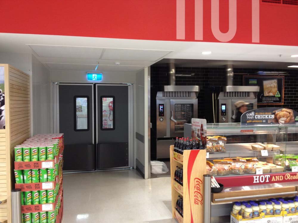 Impact-resistant swing doors for supermarkets