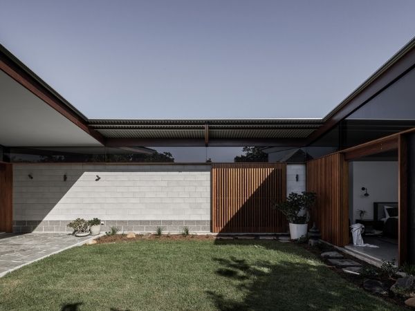 banksia house aphora architecture courtyard